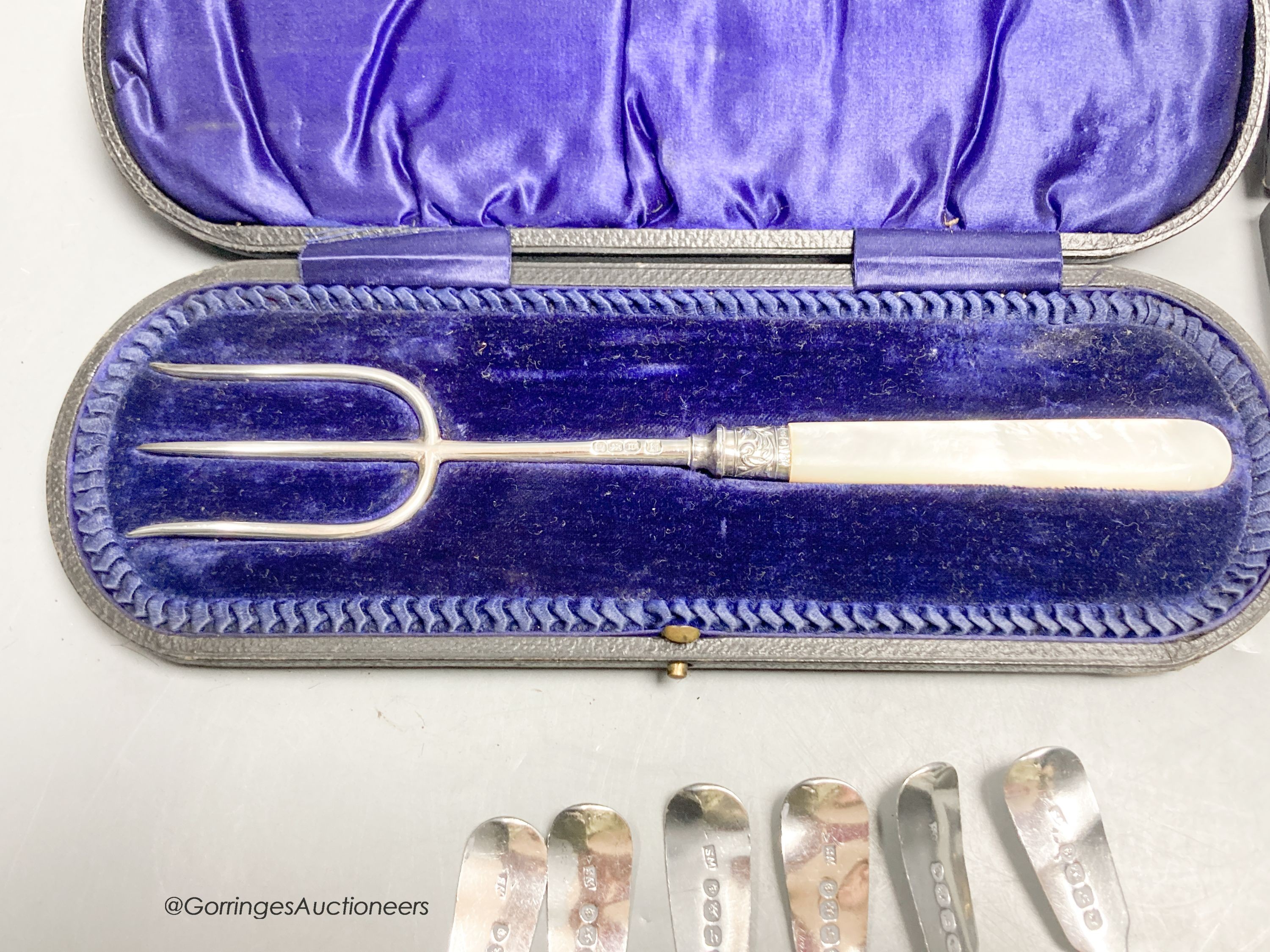A set of six George IV silver fiddle pattern teaspoons, London, 1823, a later cased set of six silver coffee spoons and a cased mother of pearl handled silver toasting fork.